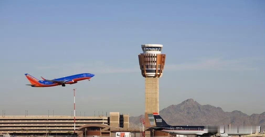 川普总统正式向776名空中交通管制员和技术人员颁发每人1万美元的支票。在舒默