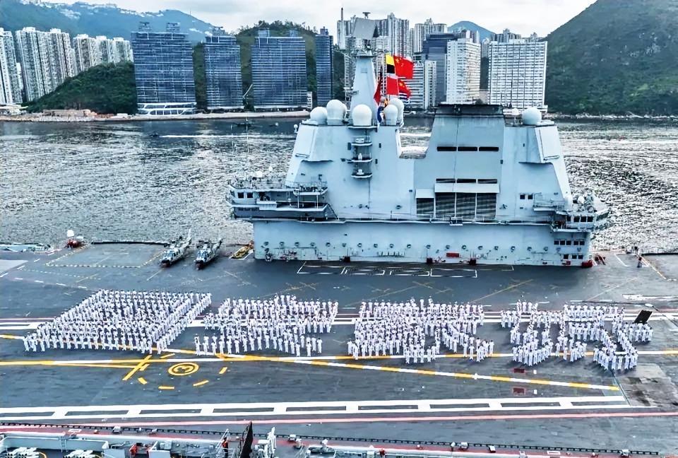山东舰航母抵达香港，甲板上呈现出了“国家安好”四个大字，至少有三层含义！第一，