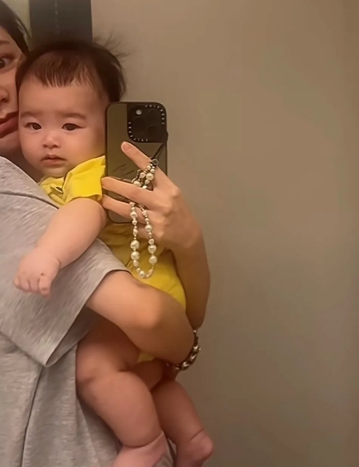 马筱梅又来晒儿子，4个半月汪吉辰刚睡醒，被妈妈抱在怀里一脸呆萌，小家伙腿胖得看不