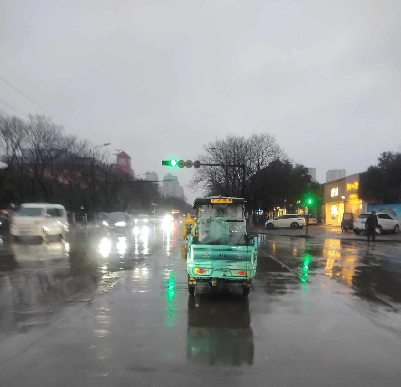 今天说句扎心实话：很多底层人翻不了身，根本不是懒。每天起早贪黑，累死