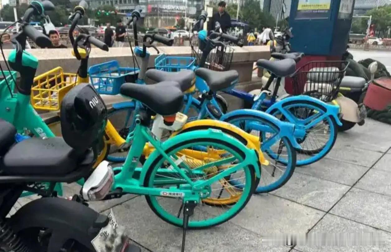 共享单车又双叒涨价！骑行3公里花7块钱，这韭菜你还敢当吗？扫个码，2块钱没了