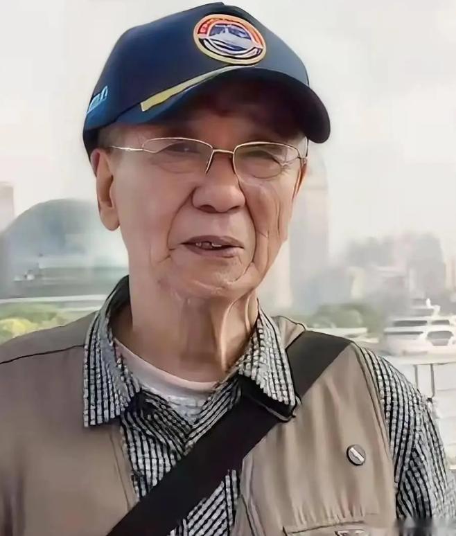 91岁老水兵去瞧新战舰，结果没提前挂号被挡在门外，着急忙慌掏出1953年的解放军