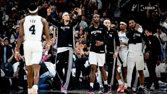 NBA常规赛，马刺118-128不敌掘金。马刺主帅米奇-约翰逊接受了记者采访