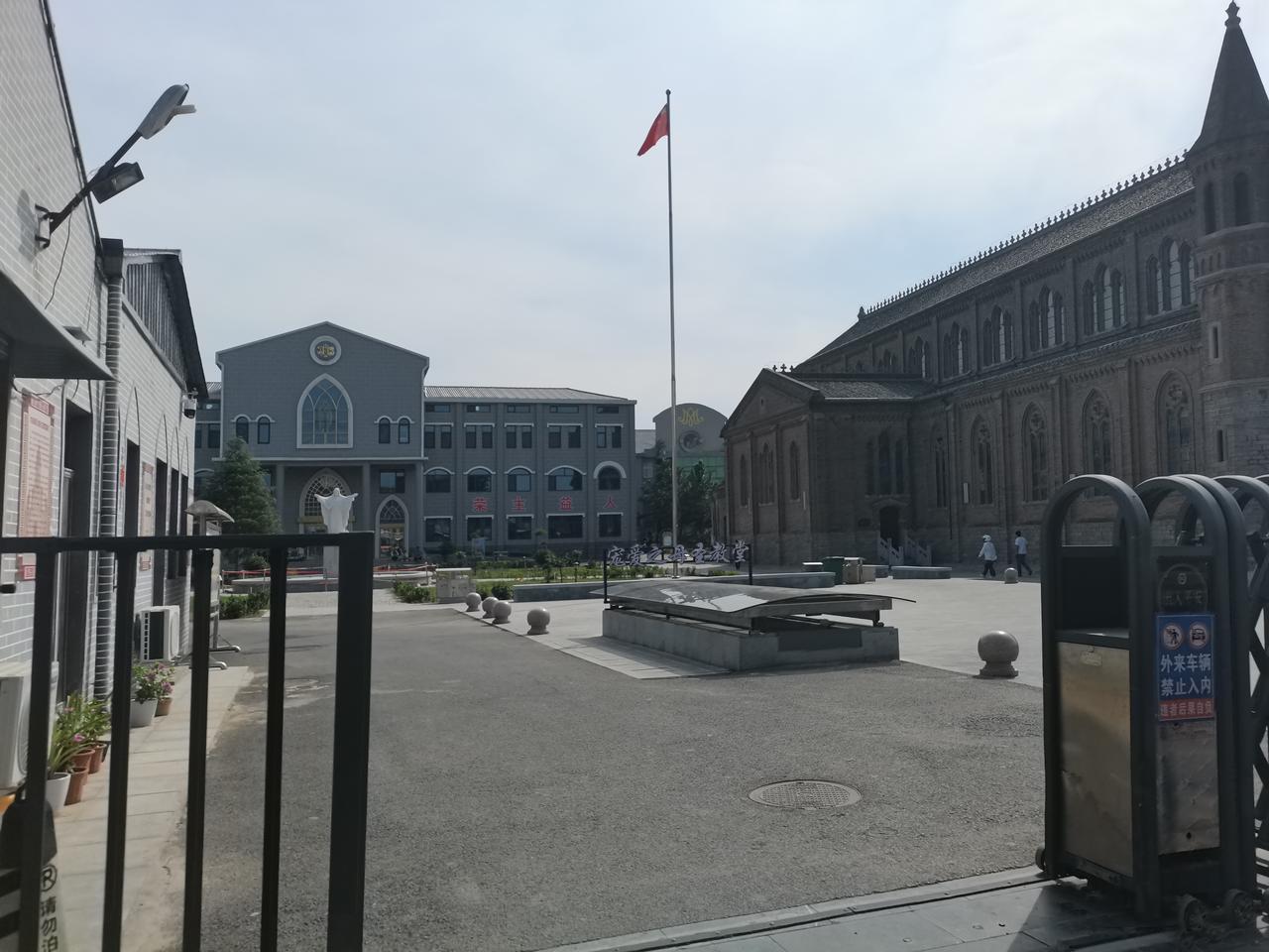 大名古城圣母大教堂进去东城门不远处路南远远望去一座楼塔尖尖的建筑映入