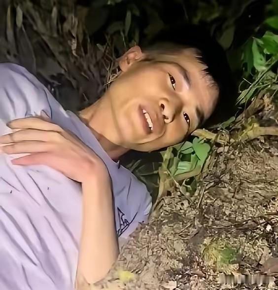 广西男子半夜进山找菌子，为等鸡枞长高1厘米，山野躺守三个半小时广西一男子半