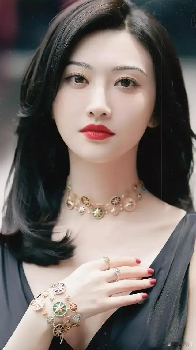 景甜最近爆火啦！她宛如人间富贵花，是人见人爱的绝色佳人。她的长相十分讨喜，活脱脱