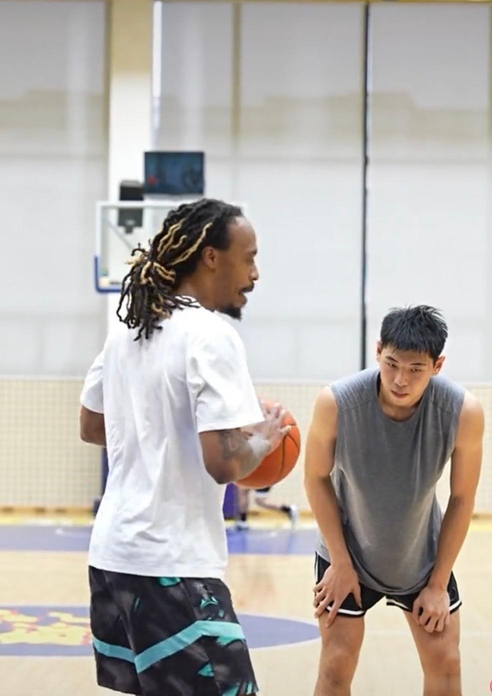 崔永熙离复出不远了，外援麦考尔手把手教崔永熙持球怎么过人。这下好了，你看深圳男篮