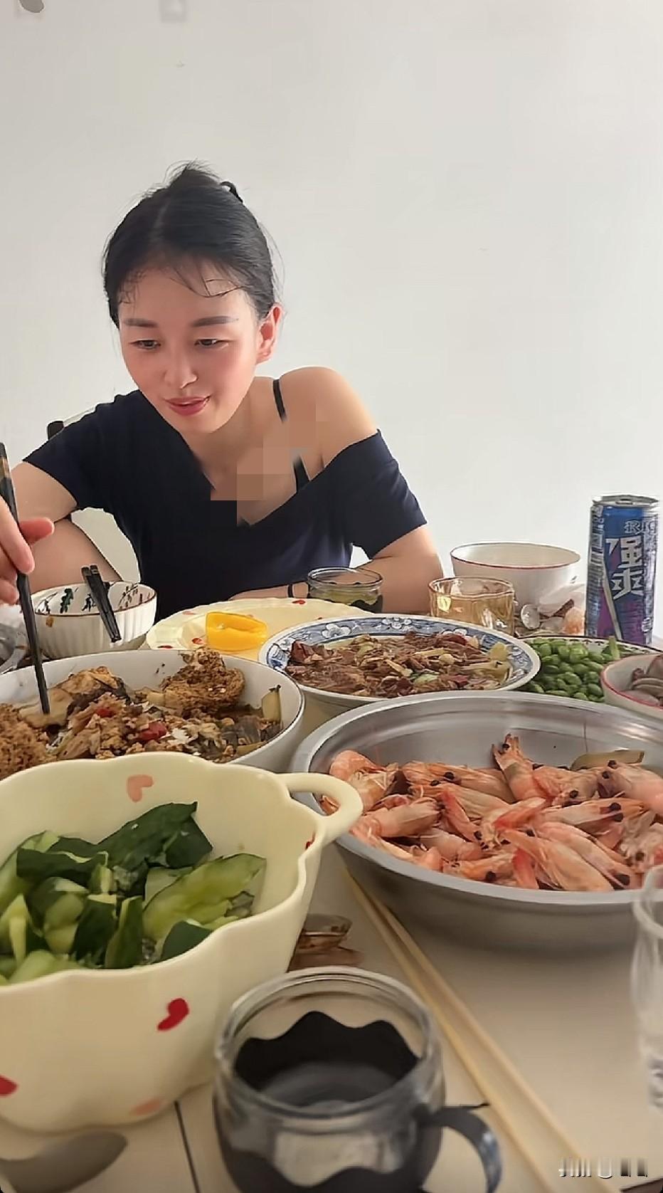 感觉她有点醉意了