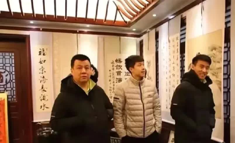 一直只顾着观察大头，没发现他身边还站着一个大帅哥，这是18岁的大头跟牛冠
