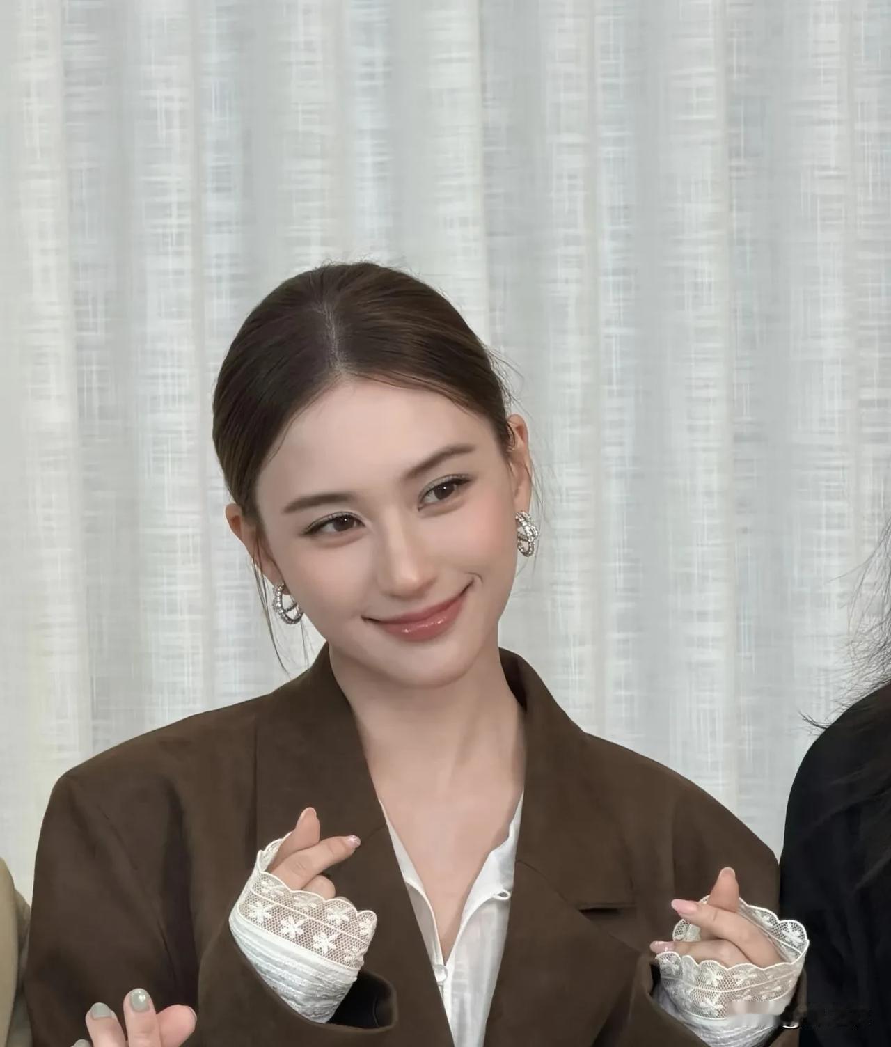 何超莲今天这个妆容很好看，我以前总觉得她的五官偏硬朗一点，而这个妆刚好让她的五官