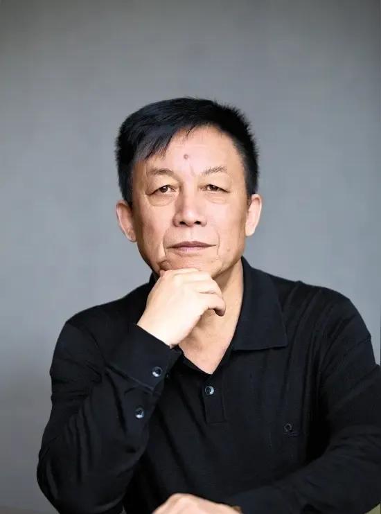 易中天说武侠小说的盛行是底层人民的无奈，他认为古代中国人有三个梦，第一个是圣君梦