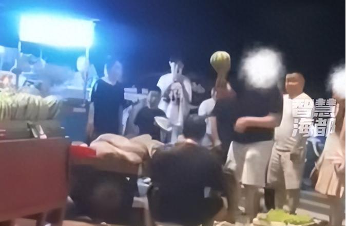 “太嚣张！”浙江宁波，女子的父亲和卖西瓜的摊主发生矛盾，她没有拦下两人，反而打电