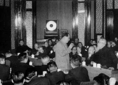 1950年10月，抗美援朝战争打响，12月，美国宣布冻结中国8亿美元资产，中国反