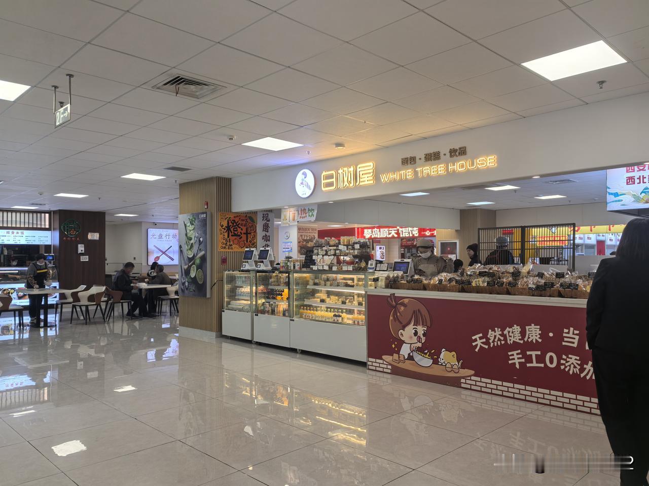 晒晒我家乡的三甲医院之一：山东大学齐鲁医院青岛院区的食堂一图1～图6。山东大