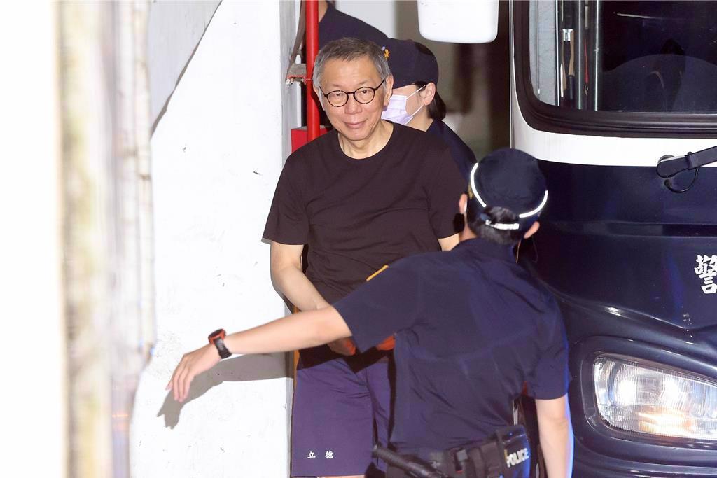 蓝天战绿地天光渐白的“两个太阳” 民进党在主导大罢免大失败后，不管是赖清德