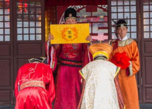 古代信息传递慢，地方官接到圣旨，第一反应不是