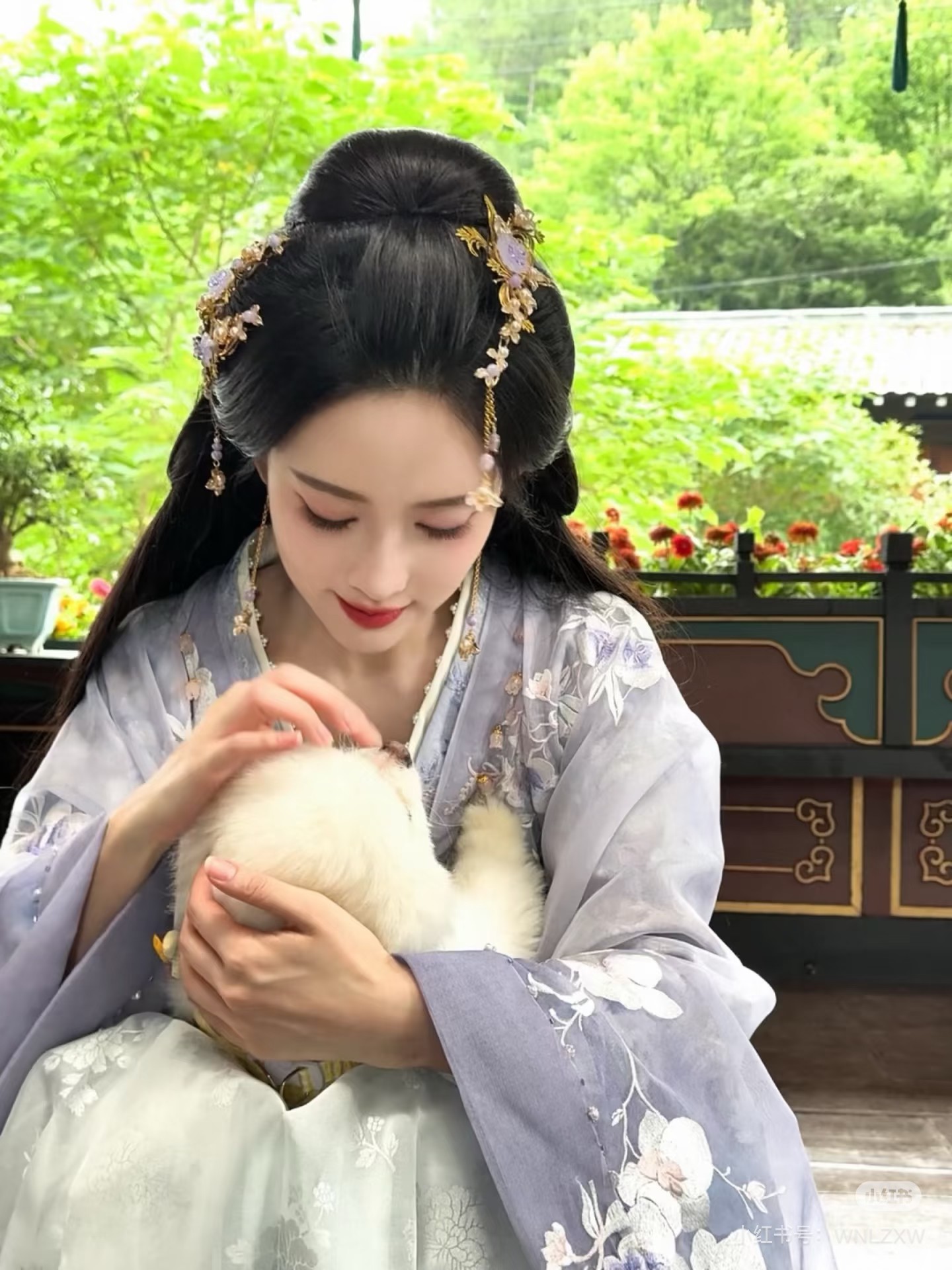 孟子义额饰一戴谁都别想赢她百花杀百花杀的造型团队在额饰材质上做了明显区分，朝堂
