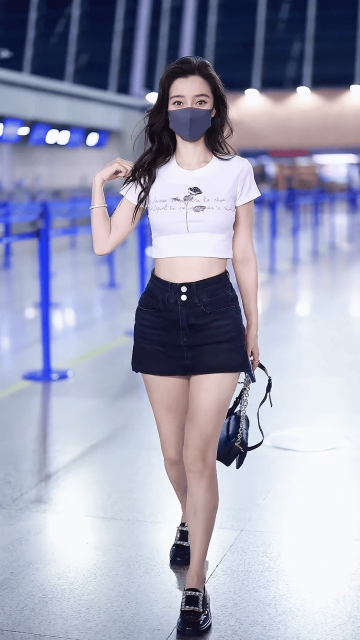 Angelababy小海绵自拍早上起来发一组大美女的生图；baby姐的健身痕迹好