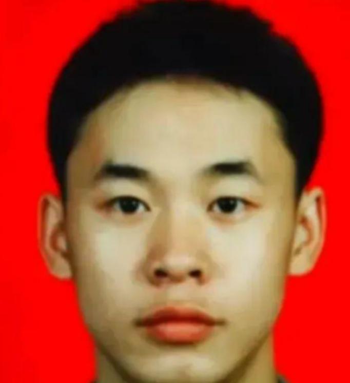 1995年，19岁战士梁强坐大巴返回部队，途中司机装汽油的时候意外发生了，一瞬