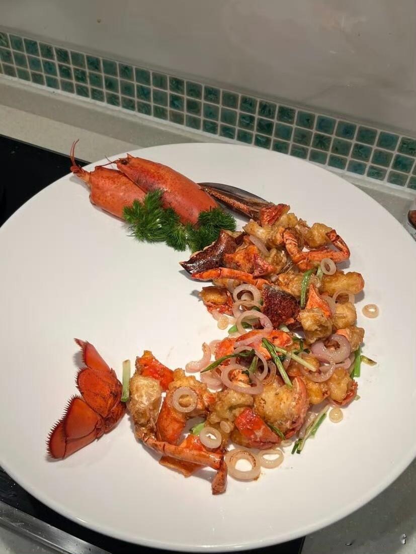 今日午餐把大海搬进餐盘里——酥脆的龙虾带着烟火气，鱼子酱在吐司上跳着咸香的小步，