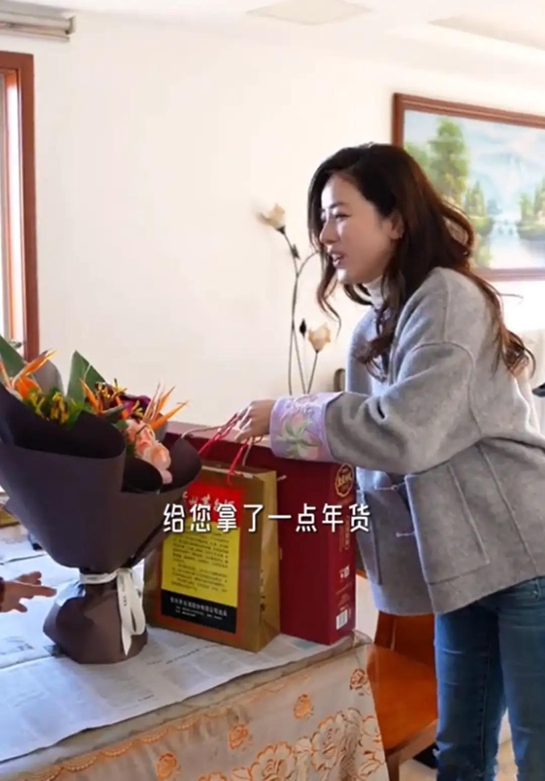 李思思给恩师拜年，开奔驰送茅台细节处全是讲究，老师身份不一般！