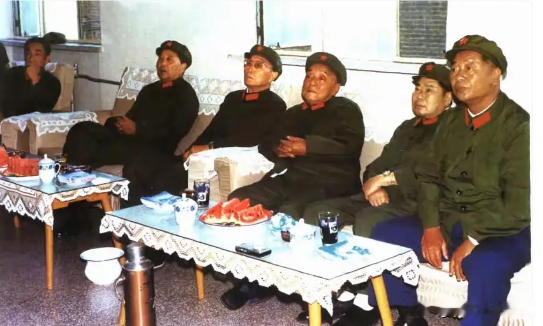这是1984国庆35周年阅兵筹备现场。张廷发、秦基伟、张爱萍、杨尚昆、杨得志齐聚