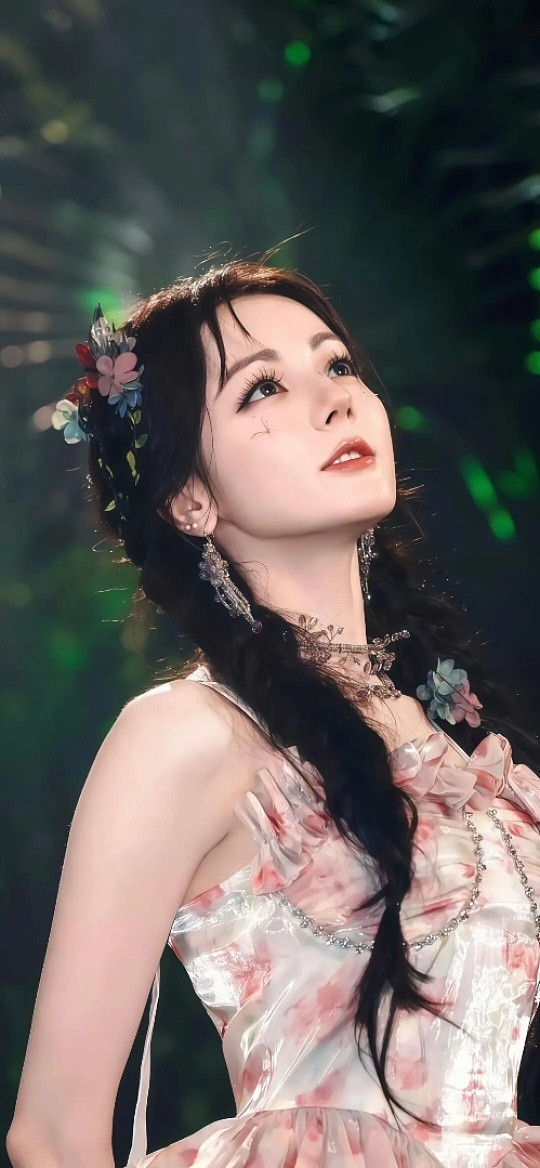 迪丽热巴氛围感满分迪丽热巴的氛围感直接拉满到极致！眉眼自带异域风情的明艳棱角，搭