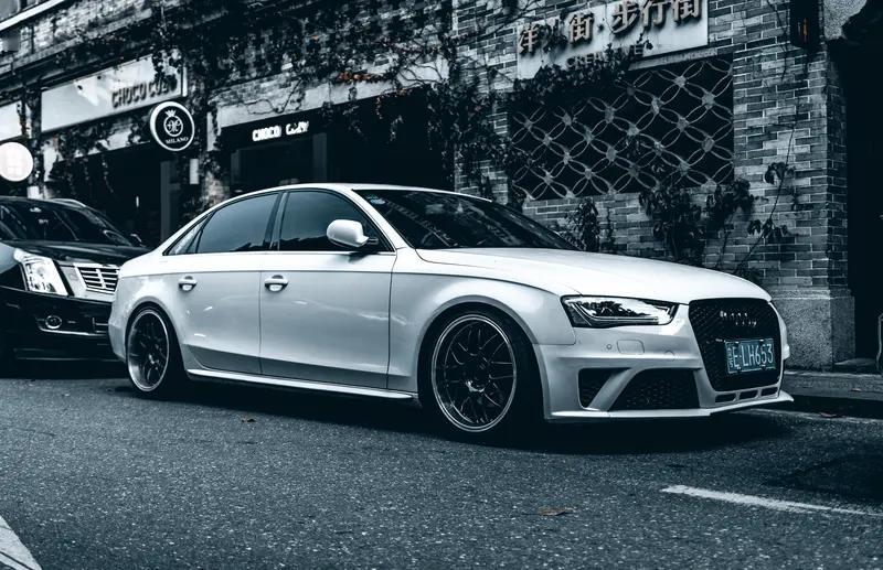 奥迪A4和宝马3系让女性选还挺纠结。奥迪A4外观时尚优雅，线条流畅，