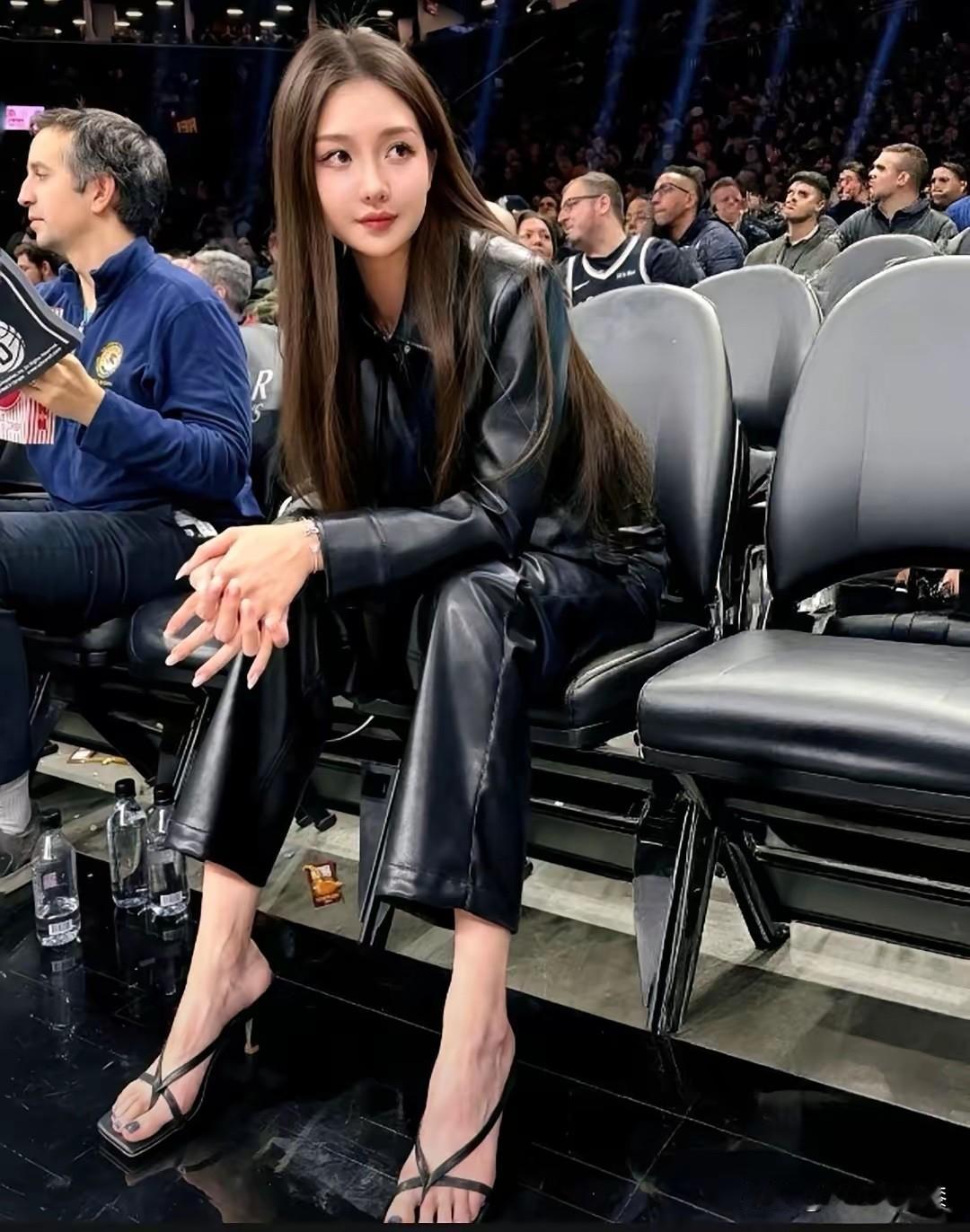 能坐在第一排的，非富即贵。