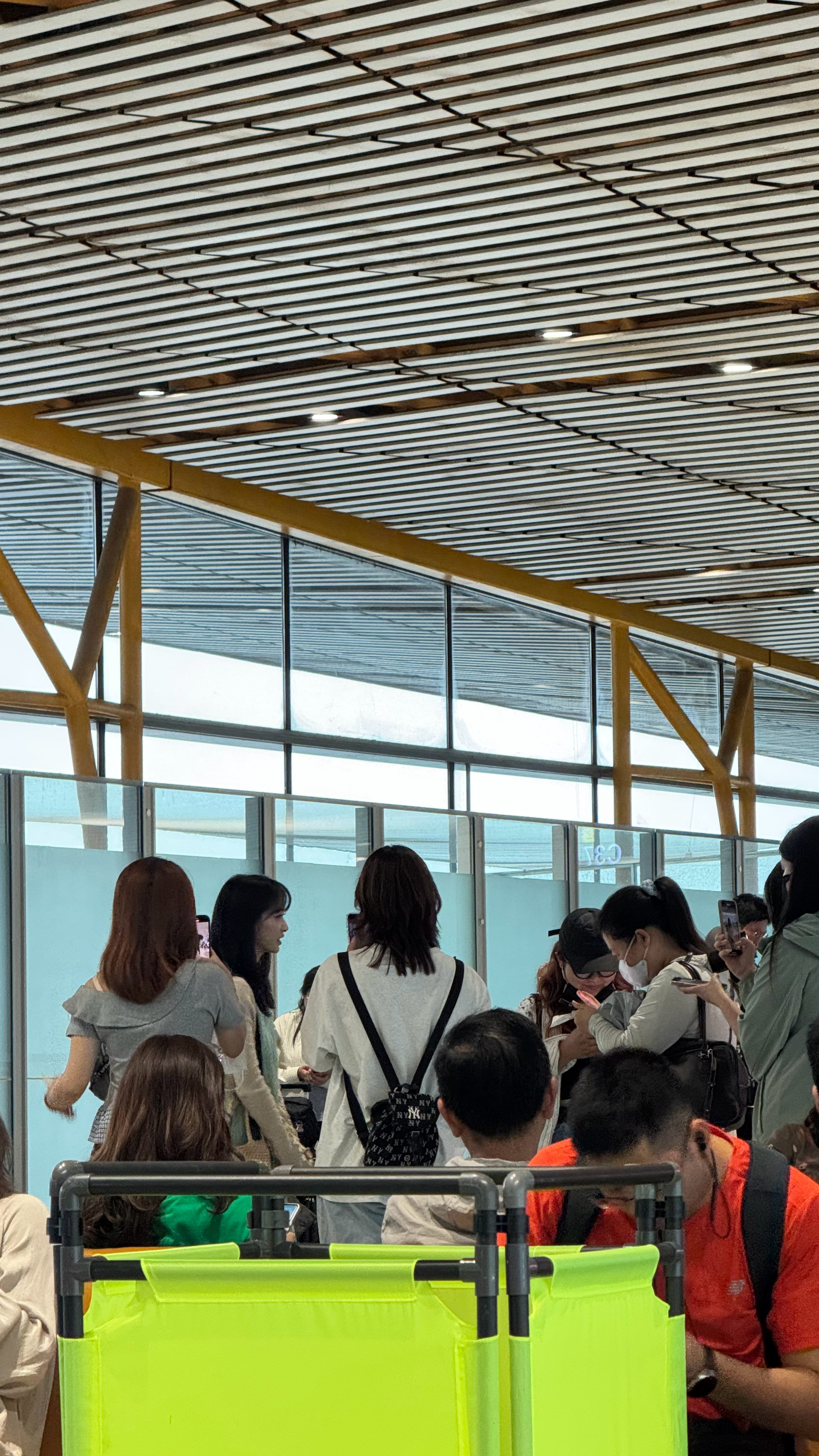 兄弟们这谁啊？一堆人围着拍​​​