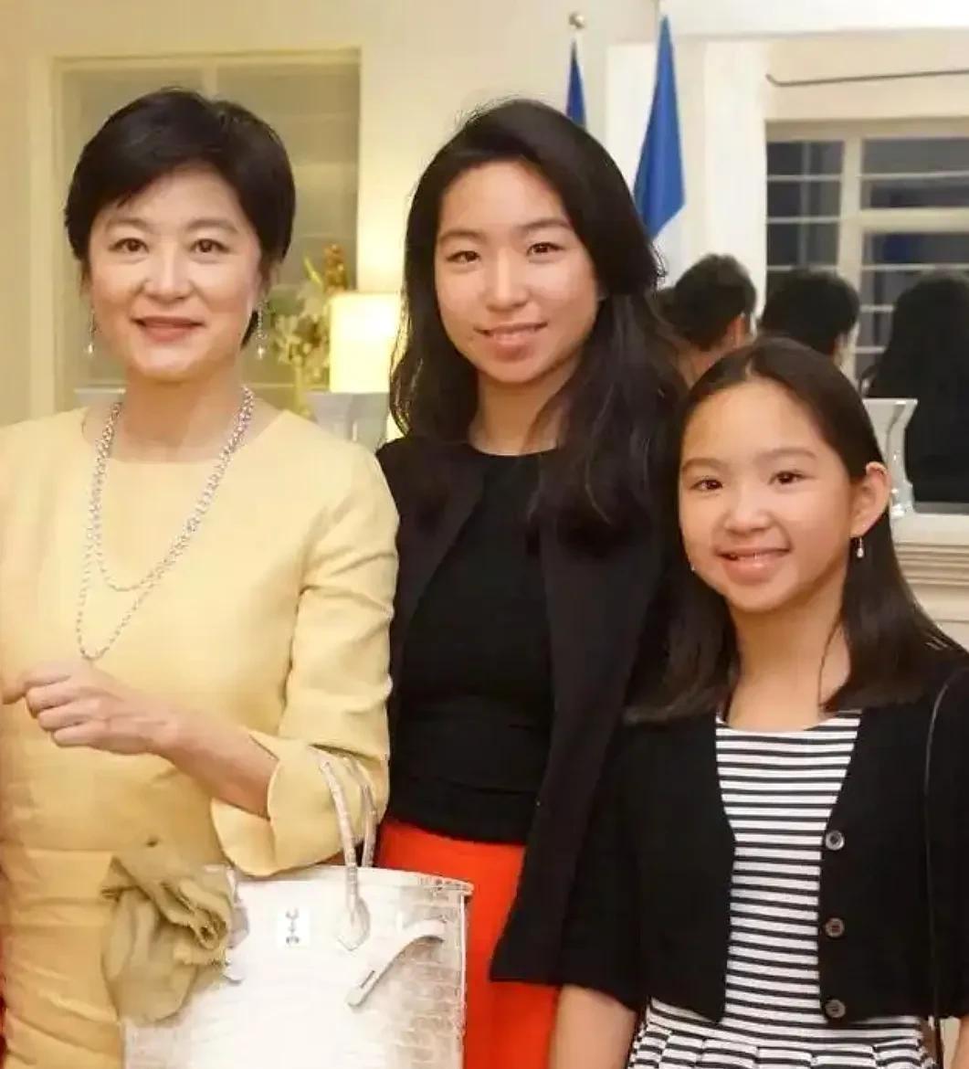 年轻时美得不可方物的林青霞，早年和大帅哥秦汉苦恋了20年，兜兜转转起起伏伏终未能