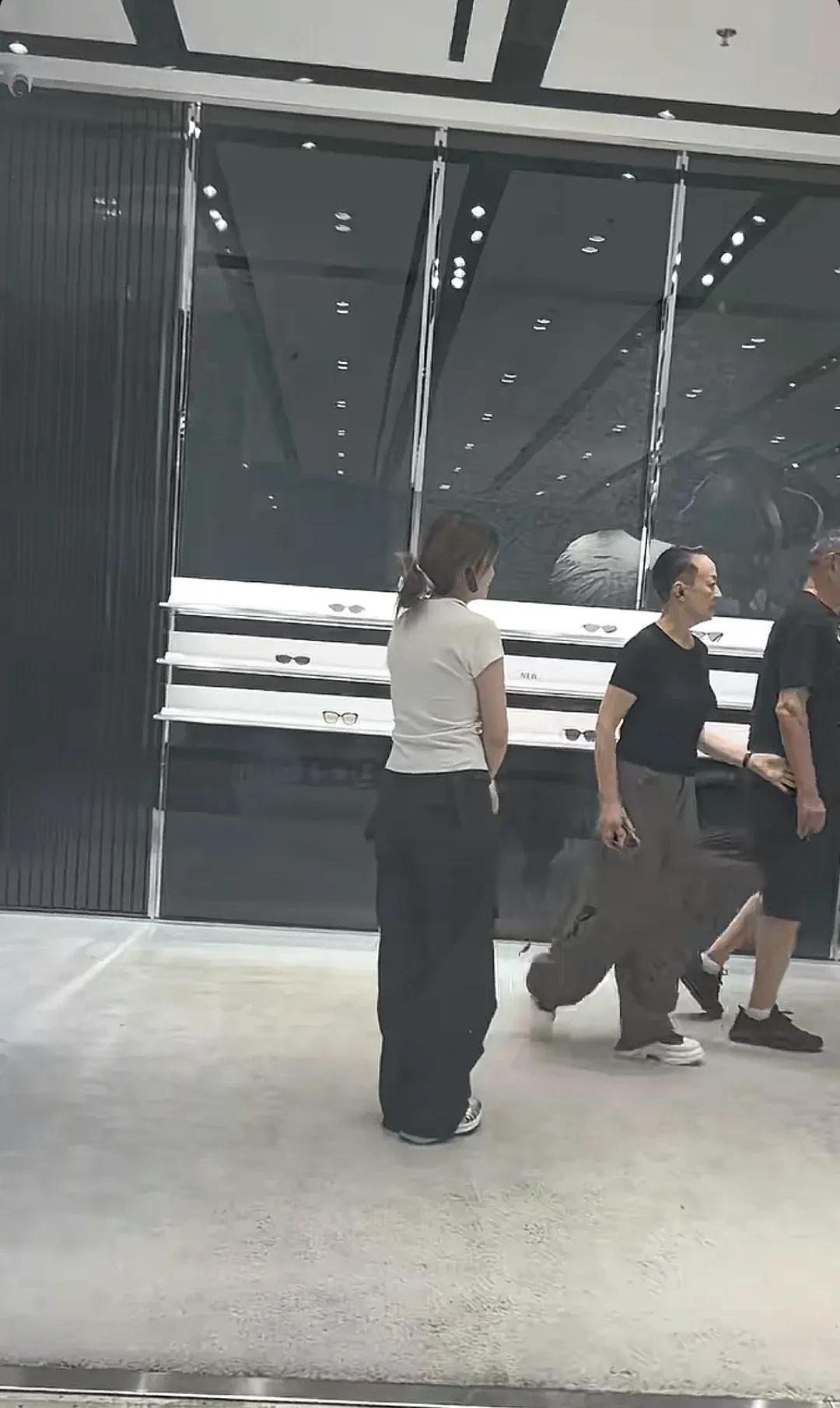 宋丹丹与老公赵玉吉手挽手在三里屯商场闲逛，这哪像六七十岁夫妻的样子。宋丹丹留着