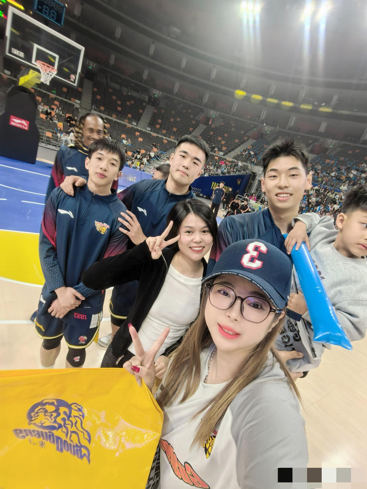 陈海涛发年终奖，广东男篮球员们回家过春节！昨天下午5点左右，朱芳雨与杜锋带队回