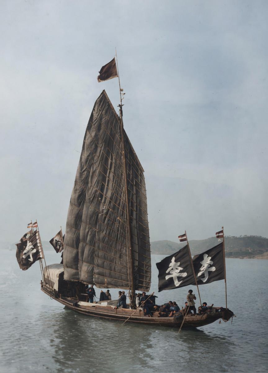 清末，长江水师，悬挂李姓大旗的制式巡江战船，它是内河巡防帆式战船，是长江流域专属