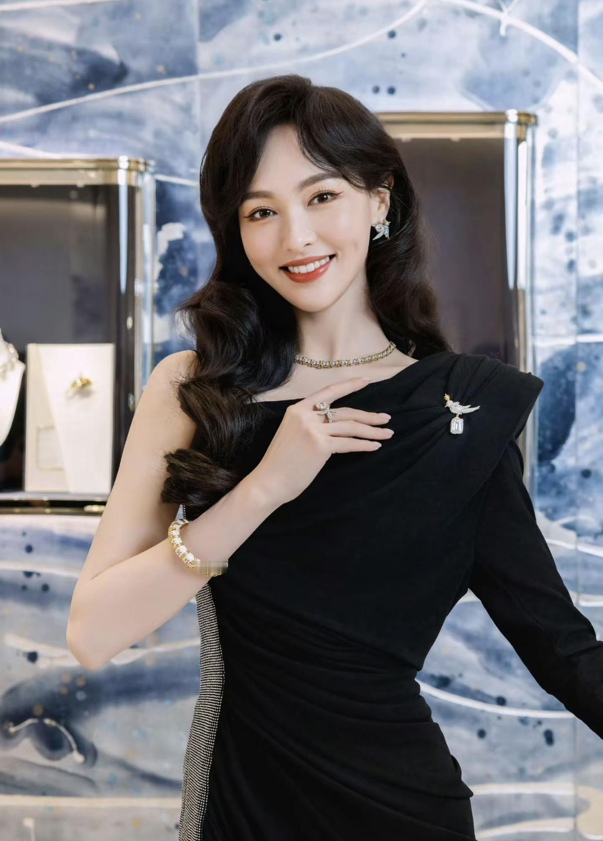 唐嫣一出场就是焦点，黑裙卷发红唇，这才是人间富贵花该有的样子[比心]谁懂啊！唐嫣