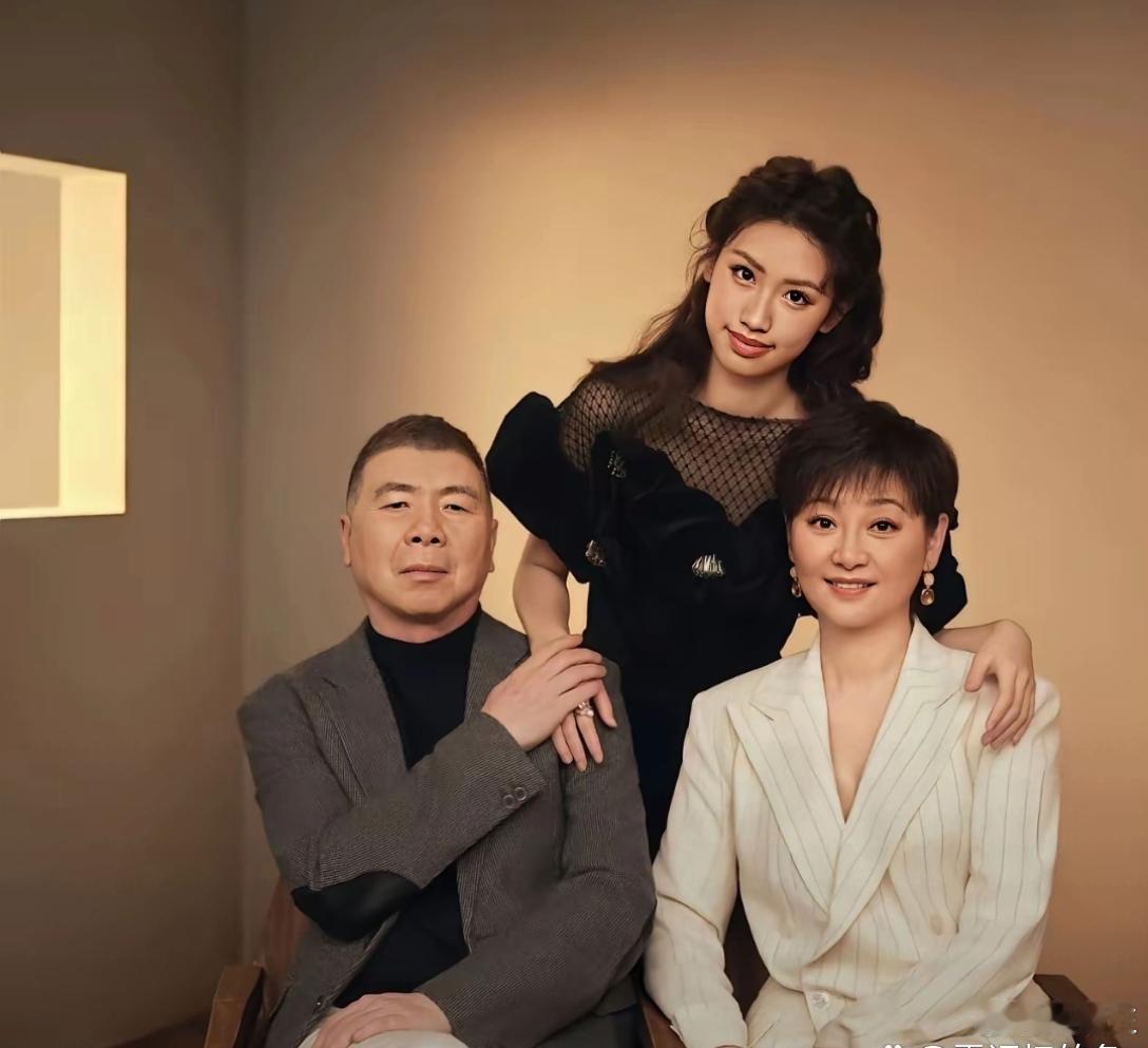 冯小刚携妻女拍摄杂志写真，一家三口同框的画面满是温馨松弛的氛围感。
