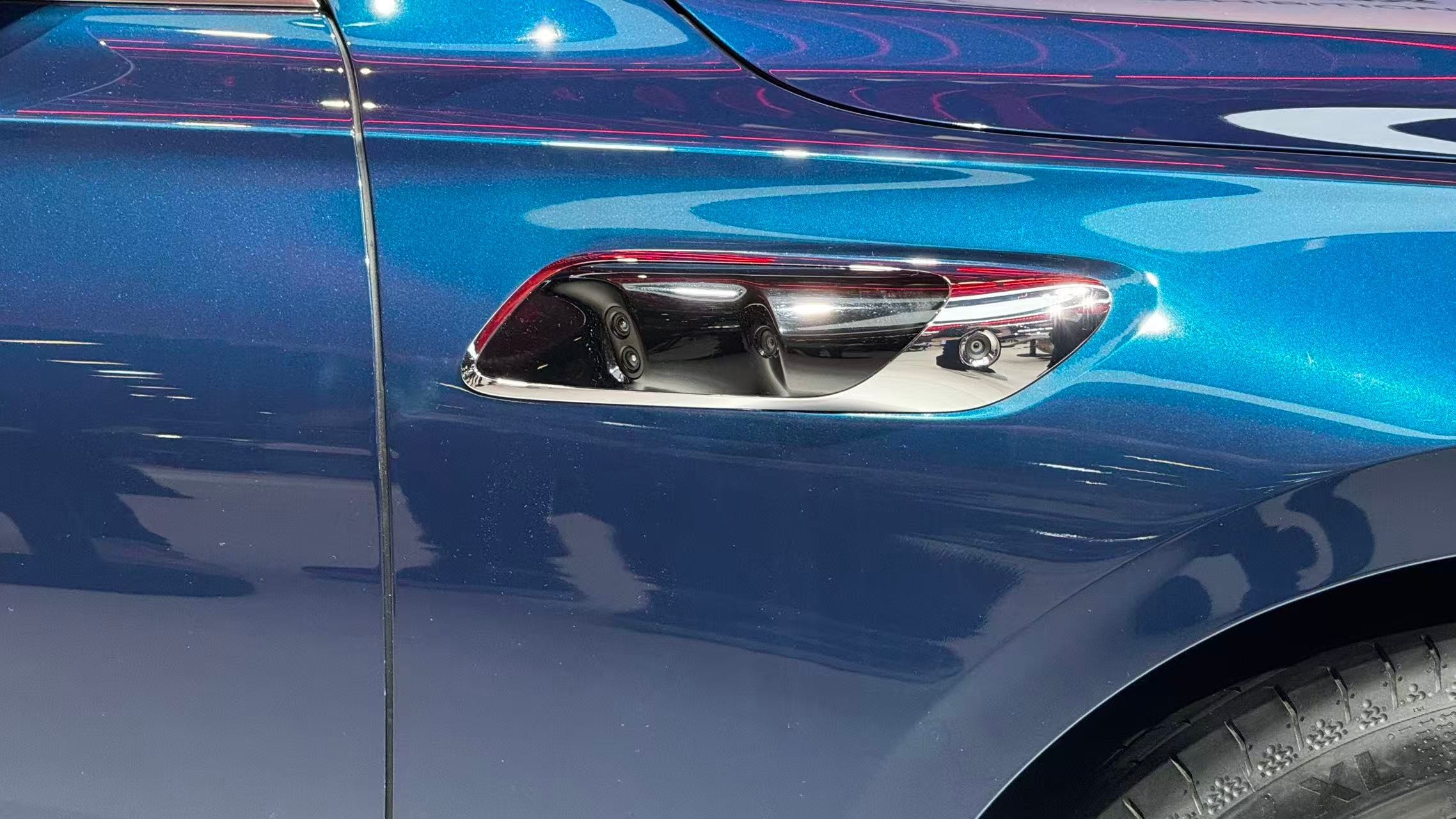 2026北京车展全新红旗H9也来了，加上了华为全新的896线激光雷达，还有3颗