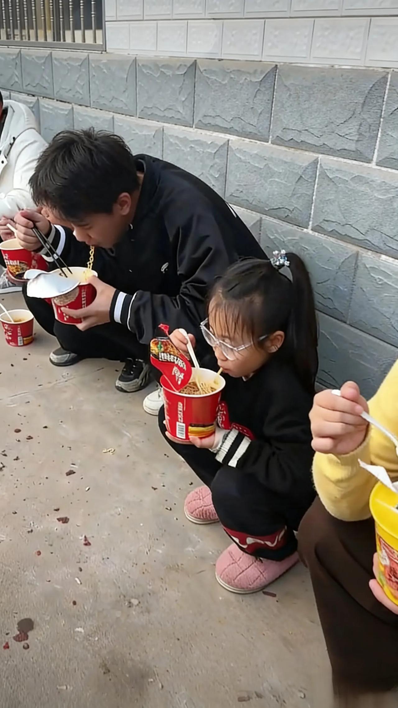 爸妈外出，女子用泡面待客，孩子竟喊明年还来，你能接受吗？江西一位年轻姑娘在家