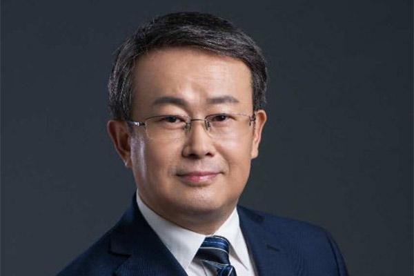 项立刚8月15日深夜发文，强烈呼吁中国人：日本没有天皇，只有国王！项立刚认为