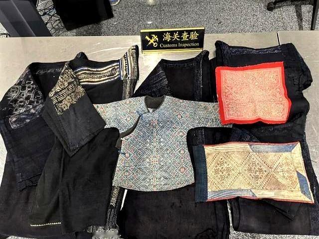 万万没想到！6月15日报道，贵阳，一名外籍旅客在龙洞堡机场出境时，行李箱过机检直