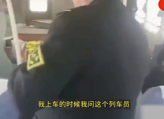 这个人问列车员什么时候到呼和浩特，列车员当时顺正忙着没时间回答他。他就是追到列车