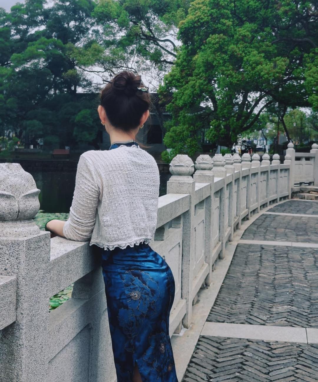 我老婆真的太让我佩服了！穿裙子从来都不穿安全裤，就一层料子，清清爽爽特自在。