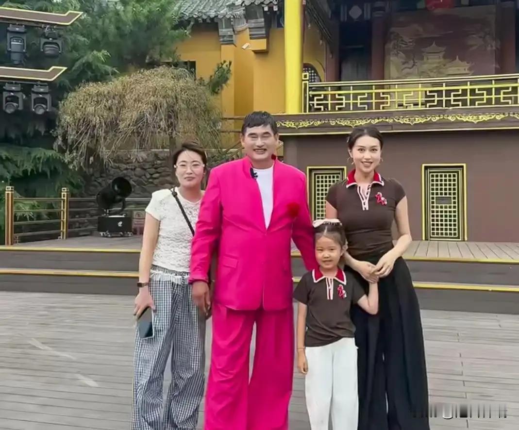 朱之文真是个神奇的人物，你别看他平时不修边幅，人没到肚子倒先到了。​但是，朱之