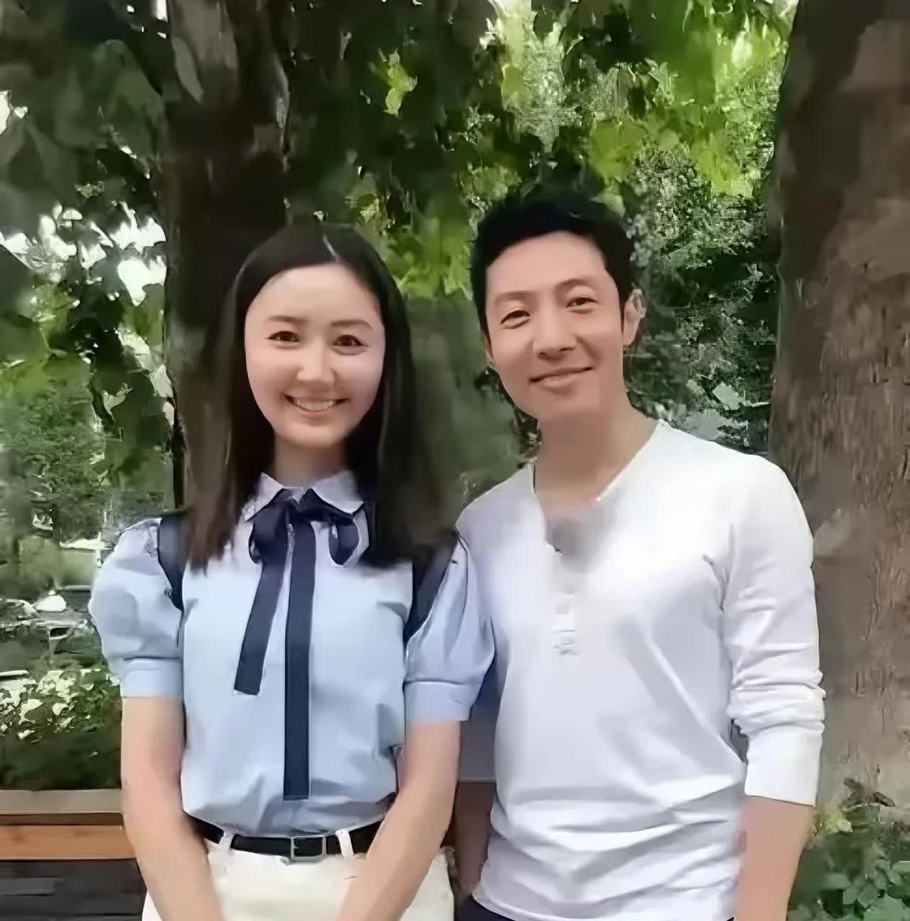 这是撒贝宁和他的亲妹妹撒贝娜的合影两人模样之间有几分相似，撒贝娜年轻漂亮、优雅大