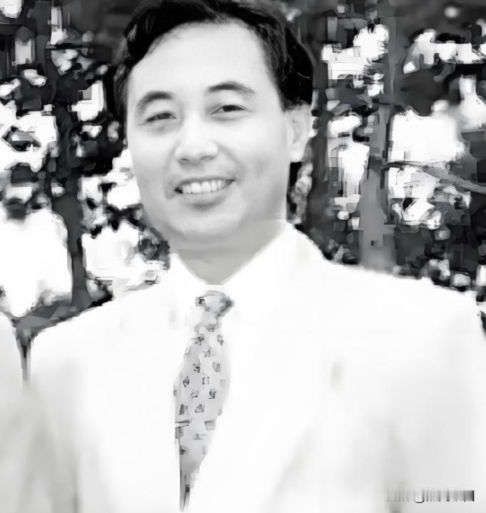 王庆简，革命军人家庭出身，父亲是老革命军人，90年代驻日本使馆武官，大校军衔，在