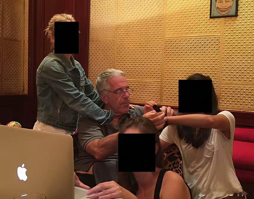 爱泼斯坦吃人爱泼斯坦350万页的报告已经在热搜上挂了好几天了简直太震惊了！