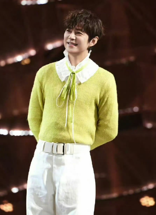 《声生不息》舞台上何炅造型太惊艳啦!黄绿毛衣与蕾丝的搭配，和森贝儿小狗如出一辙，