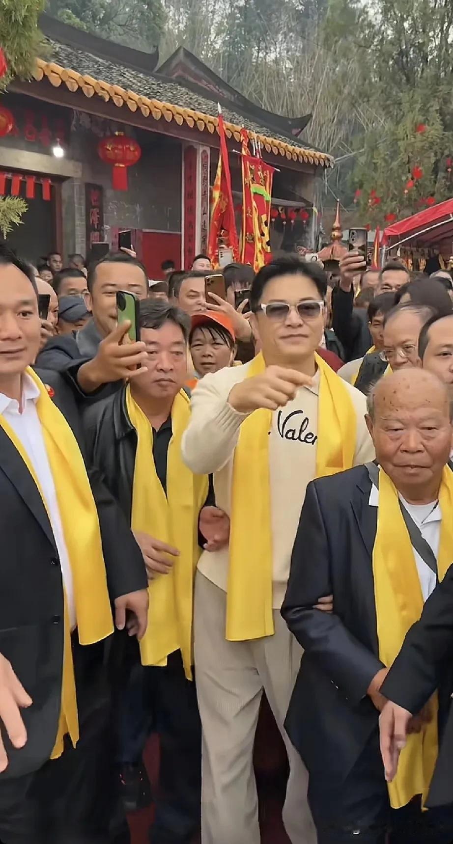 要不是看到那几张雨中的照片，真不敢信吕良伟都70岁了。他回广西玉林陆川祭祖，