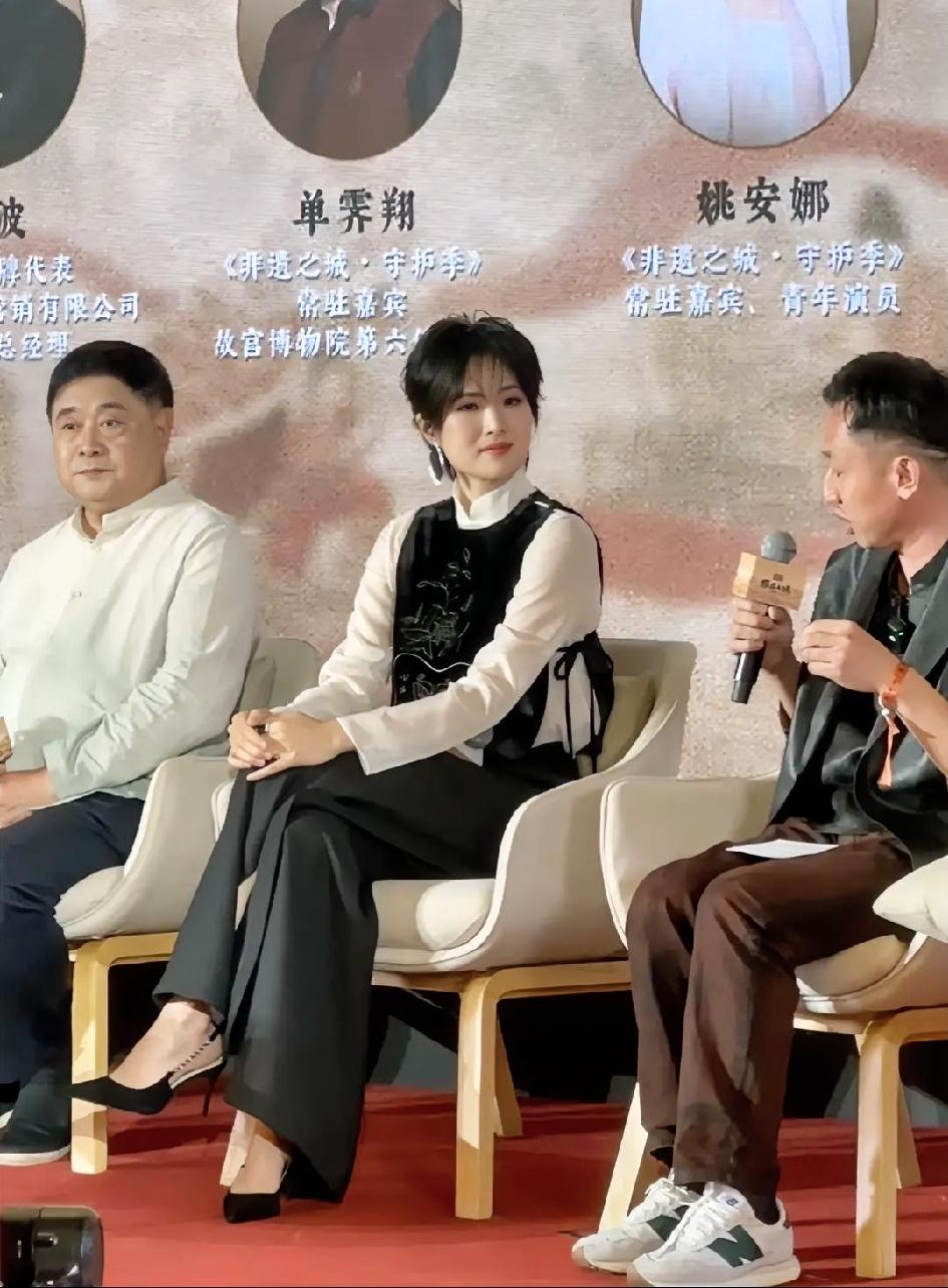 这就是真公主，华为二公主姚安娜。尽管给她身份定义是青年演员。但是，她这说话娓