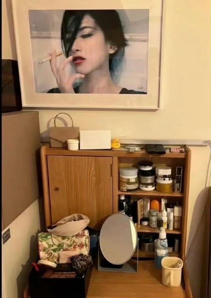 朱珠老公晒出朱珠的化妆台，这也太小了吧，想象不了这是女明星的化妆台​​​